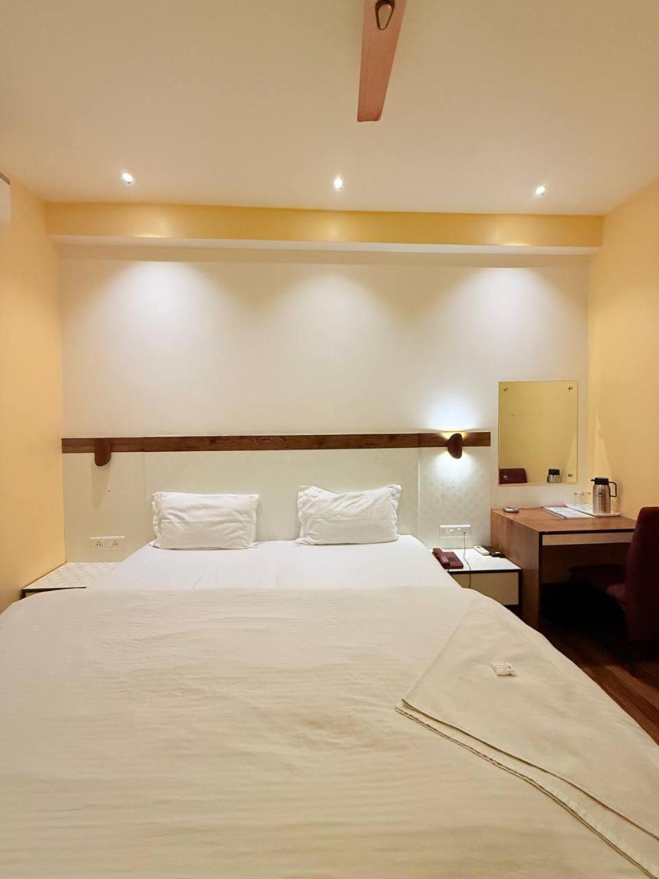 Shivam Hotel Varanasi - Near Kashi Vishwanath Temple With Parking And Lift Exterior photo
