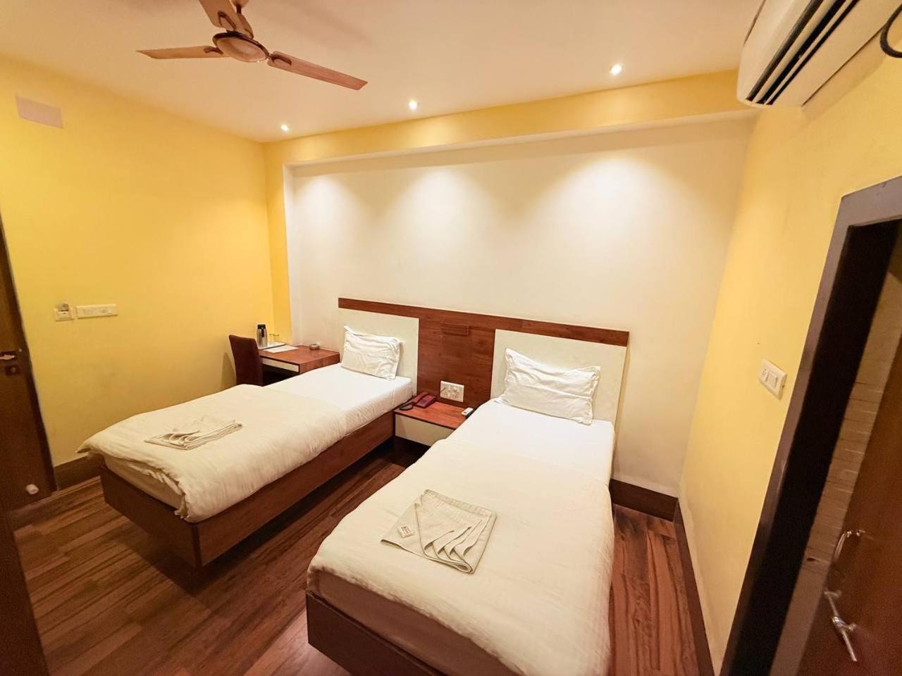 Shivam Hotel Varanasi - Near Kashi Vishwanath Temple With Parking And Lift Exterior photo