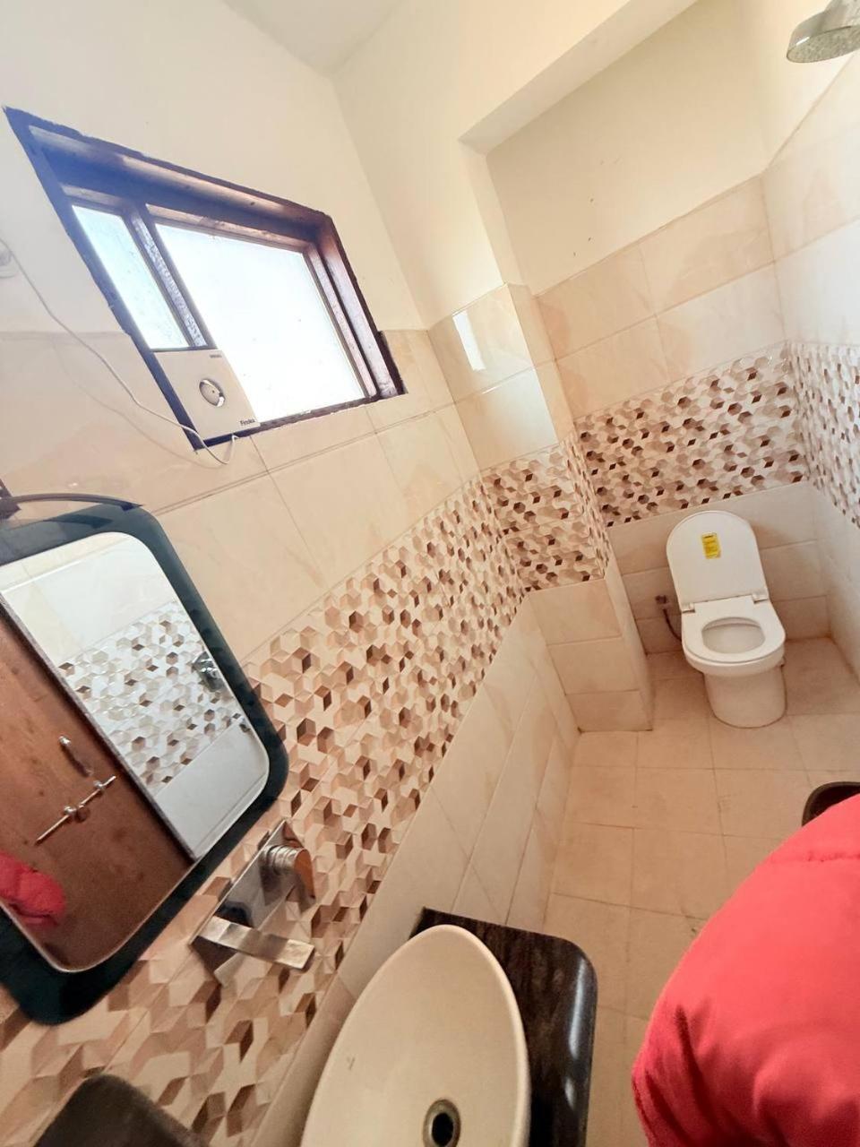 Shivam Hotel Varanasi - Near Kashi Vishwanath Temple With Parking And Lift Exterior photo