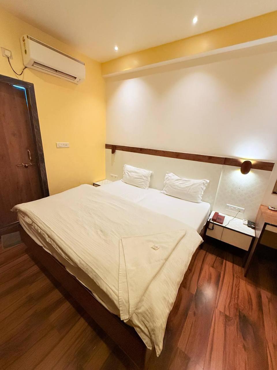 Shivam Hotel Varanasi - Near Kashi Vishwanath Temple With Parking And Lift Exterior photo