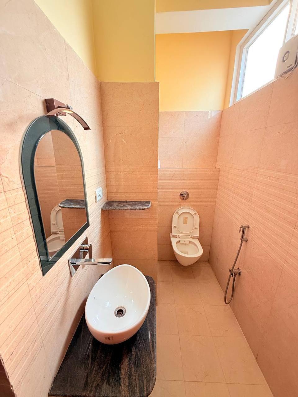 Shivam Hotel Varanasi - Near Kashi Vishwanath Temple With Parking And Lift Exterior photo
